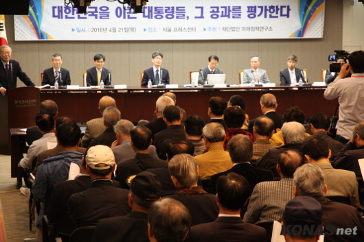 ´ëÅë·É Æò°¡, Áø¿µ ³í¸®¿¡ °¤Èù ÆíÇùÇÑ ½Ã°¢..